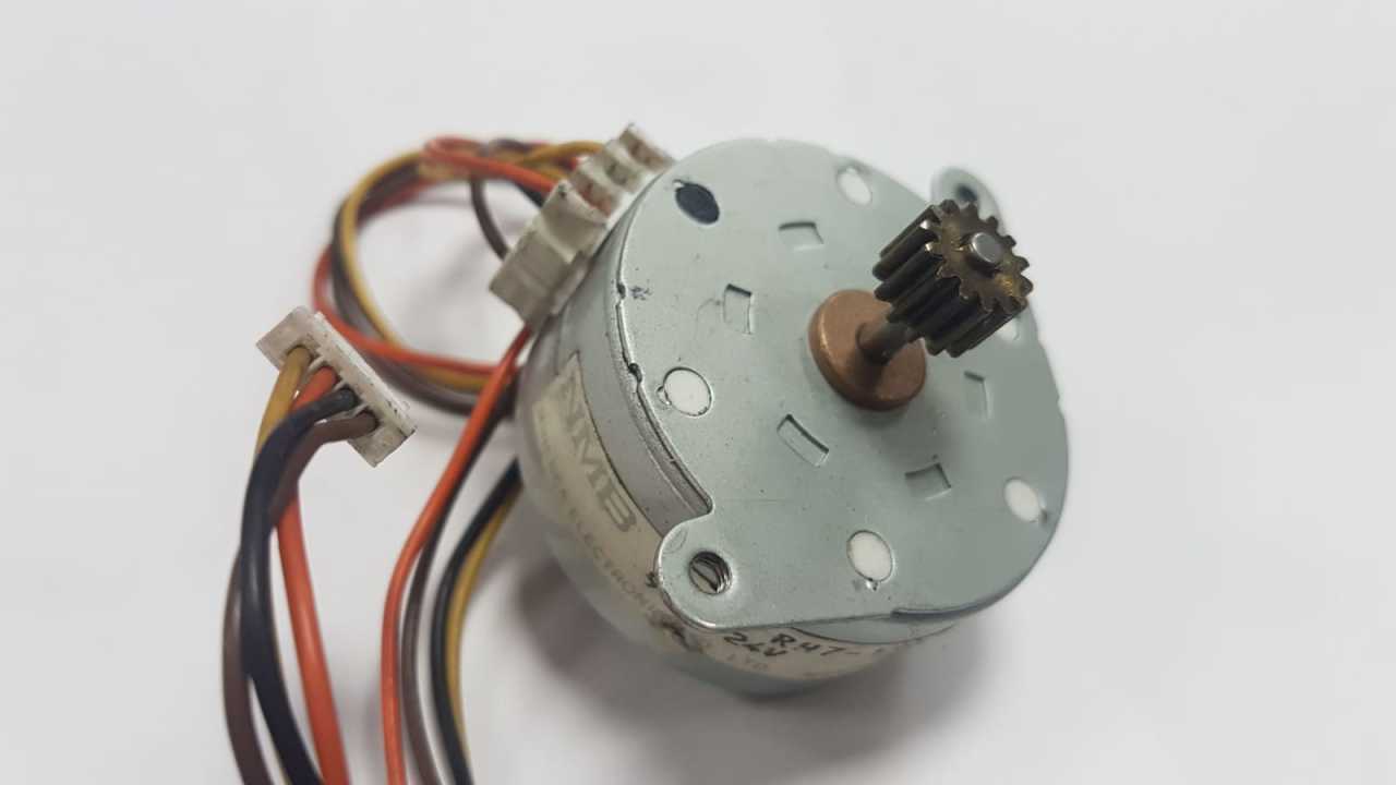 NMB STEP CAQ2 RH7-1360 01 9 OHM 24 V